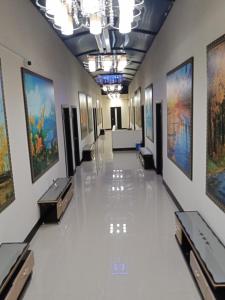 un couloir d'une galerie d'art avec des peintures sur les murs dans l'établissement HOTEL AVICTORIA, à Tonsupa