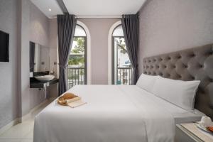 Tempat tidur dalam kamar di Mari Queen Hotel