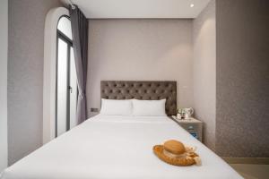 Tempat tidur dalam kamar di Mari Queen Hotel
