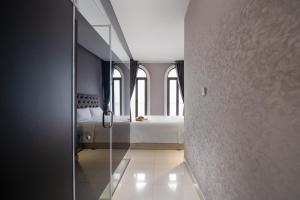 Tempat tidur dalam kamar di Mari Queen Hotel