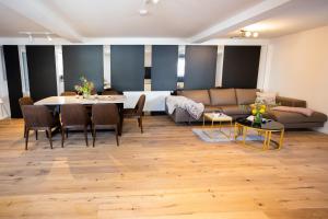 uma sala de estar com uma mesa e um sofá em Sope Skylodge 03 - Elvin's Hüsle - Oberried, Schauinsland em Oberried