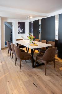 uma sala de jantar com mesa e cadeiras em Sope Skylodge 03 - Elvin's Hüsle - Oberried, Schauinsland em Oberried