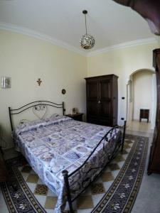 een slaapkamer met een groot bed in een kamer bij B&b Sofia in San Nicandro Garganico