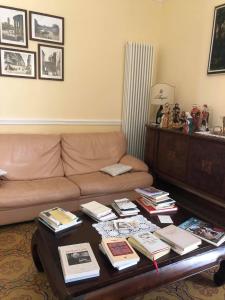 uma sala de estar com um sofá e uma mesa com livros em B&b Sofia em Sannicandro Garganico