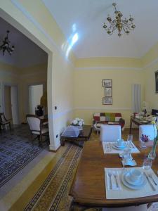een woonkamer met een tafel en een bank bij B&b Sofia in San Nicandro Garganico
