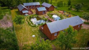 eine Luftansicht eines Hauses mit zwei Teichen in der Unterkunft Siedlisko mazury. in Swiętajno