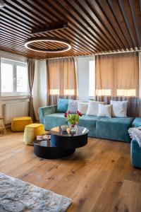 sala de estar con sofá azul y mesa en Sope Skylodge 05 - Lorena's Bollenhut - Oberried, Schauinsland, en Oberried