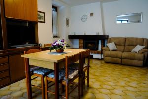 a living room with a table with flowers on it at La Casa dei Perci in Varenna