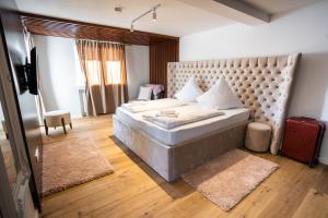een slaapkamer met een groot bed met een groot hoofdeinde bij Sope Skylodge 05 - Lorena's Bollenhut - Oberried, Schauinsland in Oberried