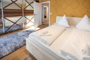 A bed or beds in a room at Sope Skylodge 05 - Lorena's Bollenhut - Oberried, Schauinsland