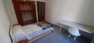 - une petite chambre avec un lit et un bureau dans l'établissement Apartamento Universidad, à Ontinyent
