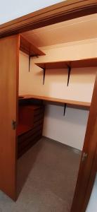 un placard vide avec un bureau en bois dans la chambre dans l'établissement Apartamento Universidad, à Ontinyent