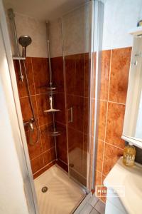 een douche met een glazen deur in de badkamer bij Vias-Plage - Villa climatisée à 600m de la plage in Vias