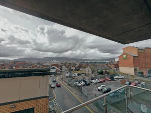 uma vista para uma cidade com carros estacionados num parque de estacionamento em 2br Mountain View City Centre em Belfast