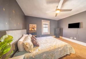 1 dormitorio con 1 cama y TV de pantalla plana en 4 Bdrm in Highland Square, Akron, en Akron