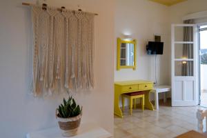 A television and/or entertainment centre at Irene Hotel Leros Még 37 kép