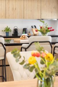 een eetkamer met een tafel met bloemen erop bij Sope Skylodge 07 - Eljesa's Lichtblick - mit privater Sauna- Oberried, Schauinsland in Oberried