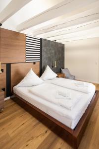 een slaapkamer met een groot bed met witte lakens bij Sope Skylodge 07 - Eljesa's Lichtblick - mit privater Sauna- Oberried, Schauinsland in Oberried