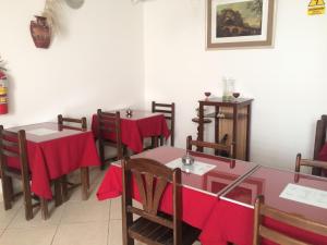 un comedor con mesas y sillas rojas en Hotel Misky Samay, en Ayacucho