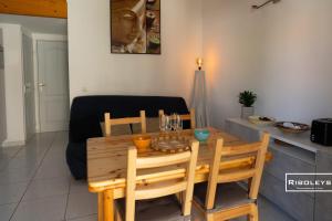 einen Esstisch und Stühle in einem Zimmer in der Unterkunft Vias-Plage - Villa climatisée à 600m de la plage in Vias