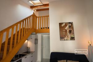 een trap in een woonkamer met een trap bij Vias-Plage - Villa climatisée à 600m de la plage in Vias