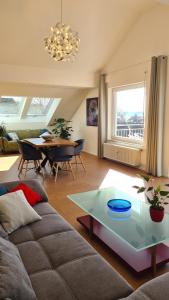 ein Wohnzimmer mit einem Sofa und einem Tisch in der Unterkunft R7 Bodensee mit Seesicht sonnig ruhig groß in Uhldingen-Mühlhofen