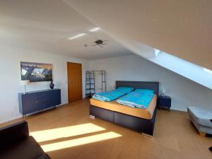 ein Schlafzimmer mit einem Bett und einer Treppe in der Unterkunft R7 Bodensee mit Seesicht sonnig ruhig groß in Uhldingen-Mühlhofen