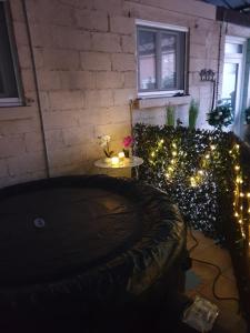 un patio trasero con luces de Navidad y una mesa en FLORIDE, en Le Mériot