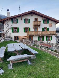 a building with a picnic table in front of it at Augustin Oswald in Müstair