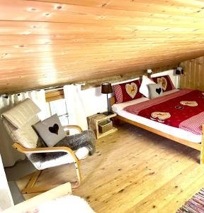 um quarto com uma cama e uma cadeira num quarto em Augustin Oswald em Müstair