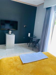 盧薩卡的住宿－Ultimate Escape，一间卧室设有一张床和蓝色的墙壁
