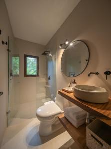 a bathroom with a sink and a toilet and a mirror at ICACO refugio de playa in Guachaca