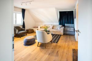 a living room with a couch and a table at Sope Skylodge 08 - Gentuard's & Leandro's Weitblick - Oberried, Schauinsland in Oberried