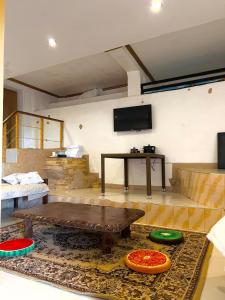 宿霧市的住宿－Mabini Sky View Resort，客厅配有桌子和平面电视。