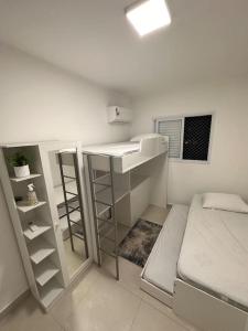 Voodi või voodid majutusasutuse Canto do Forte, Próx. á Praia, Churrasqueira, Ar-cond, Wi-fi ,Vaga de Garagem, Acomoda até 5 pessoas toas