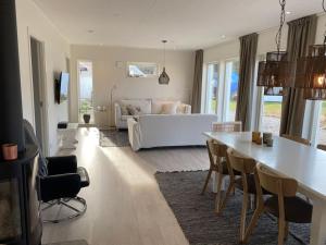 - un salon avec un canapé blanc et une table dans l'établissement Nybyggd villa med närhet till berg och hav, à Hunnebostrand