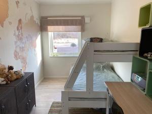 Un pat sau paturi într-o cameră la Nybyggd villa med närhet till berg och hav