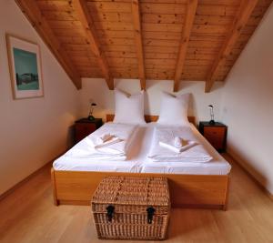 1 dormitorio con cama y techo de madera en Ferienwohnung Haslachstraße, Falkau, Feldberg, en Bruderhalde