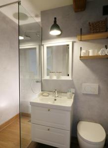 Koupelna v ubytování Kurhotel Schluchsee App 24011 - Waldblick - Indoorpool, Schluchsee + 17 fotografií