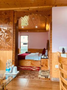um quarto com uma cama num quarto em Jagdish Guest House em Bhiwāni