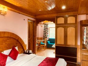 sypialnia z łóżkiem i krzesłem w pokoju w obiekcie Jagdish Guest House w mieście Bhiwāni