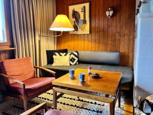 a living room with a coffee table and a couch at Ferienhaus Ahorn, 3 Schlafzimmer, Todtnauberg in Todtnauberg