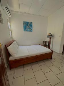 1 dormitorio con 1 cama en la esquina de una habitación en Golf hills, en Yaoundé