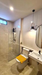 董里的住宿－VNL Stay，浴室配有卫生间、盥洗盆和淋浴。