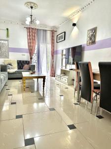 sala de estar con sofá y mesa en Golf hills, en Yaoundé