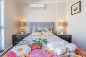 ein Schlafzimmer mit einem Bett mit Handtüchern darauf in der Unterkunft Apartamento Qian Av. Republica in Vila Nova de Gaia