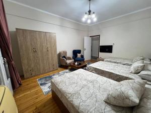 Cette chambre comprend deux lits et une télévision. dans l'établissement Luxury apartment Downtown Cairo, au Caire