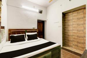 Cama o camas de una habitación en OYO Flagship Hotel M Palace