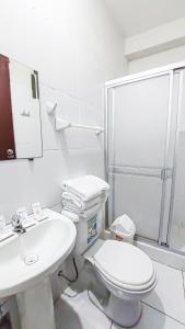 bagno bianco con servizi igienici e lavandino di Samaná a Tacna