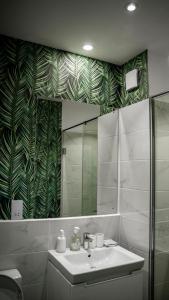 uma casa de banho com um lavatório e um espelho em Luxury Studio @Lennox Apartment Airport Accra em Acra